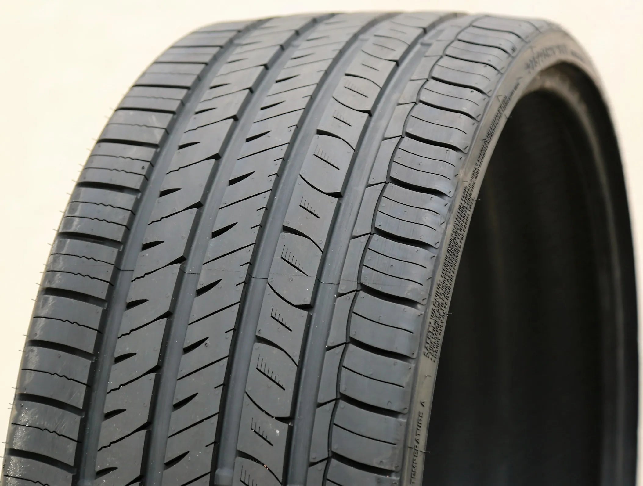 Tire Evoluxx Capricorn UHP 255/30R24 97W XL A/S All Season High Performance