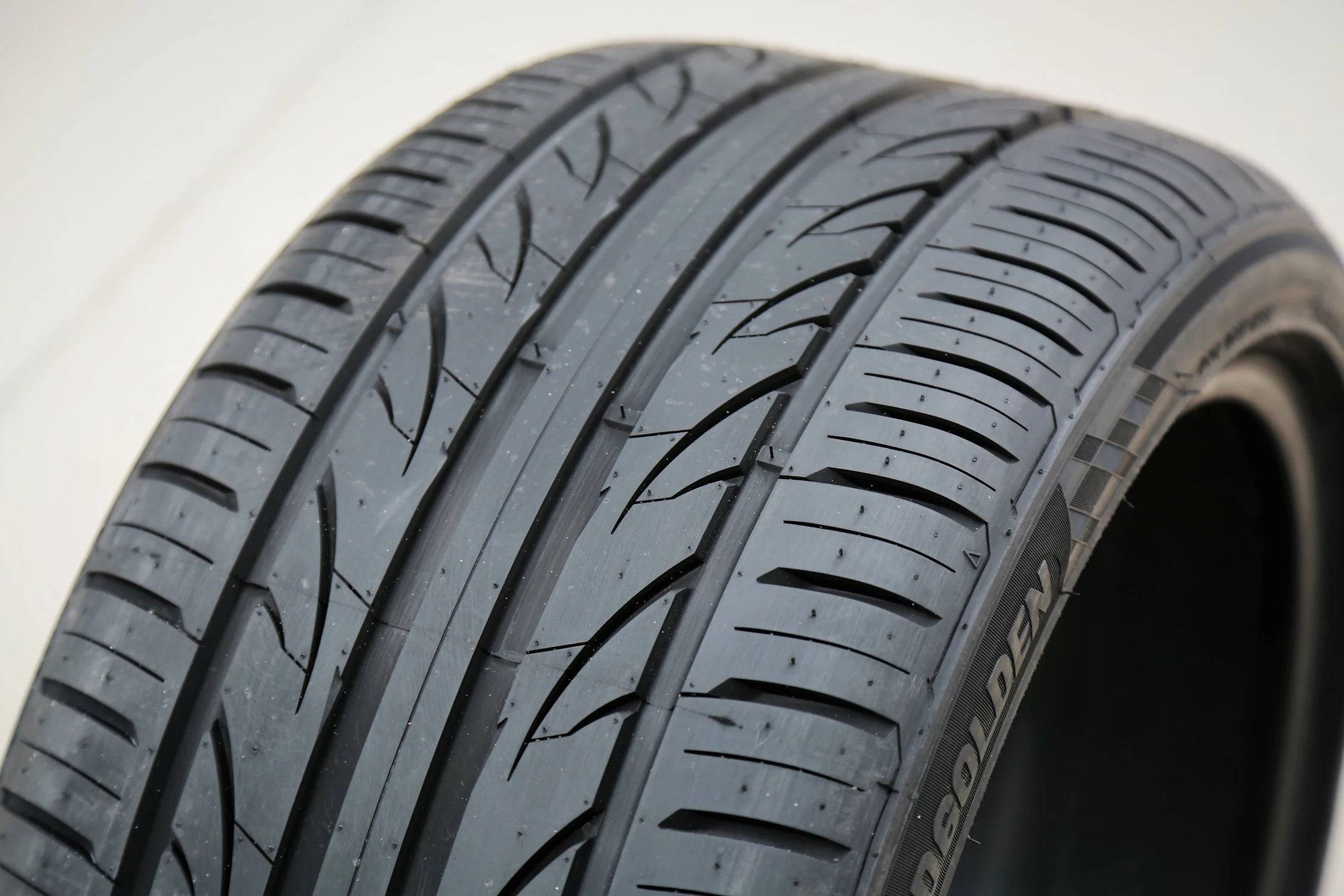 Tire Landgolden LG27 265/35ZR18 265/35R18 97W XL A/S High Performance